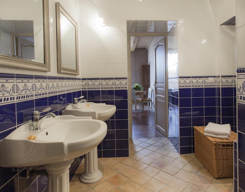 Hotel Cote Cour Chambres D'Hotes Бур-Сент-Андеоль Номер фото